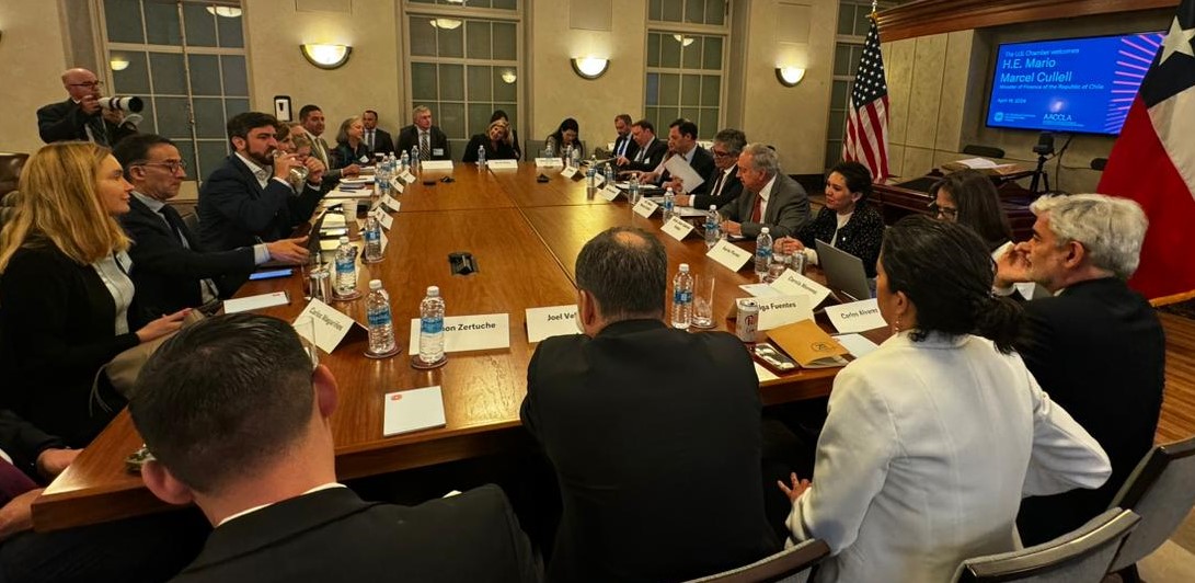 Ministro de Hacienda, Mario Marcel, y Emb. Juan Gabriel Valdés presentaron las perspectivas económicas de Chile en US Chamber of Commerce la semana pasada. Se reunieron con 23 empresas locales para discutir minería, tecnología, salud y políticas de género y comercio para pymes.