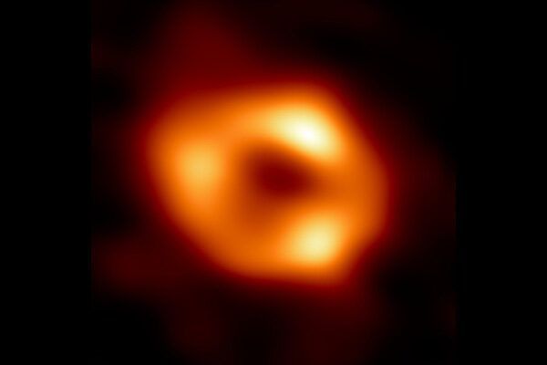 Astronomers have used artificial intelligence to reconstruct a 3D video that shows a hot pocket of gas orbiting a stone’s throw away from our galaxy’s central black hole. buff.ly/4dcKcnA