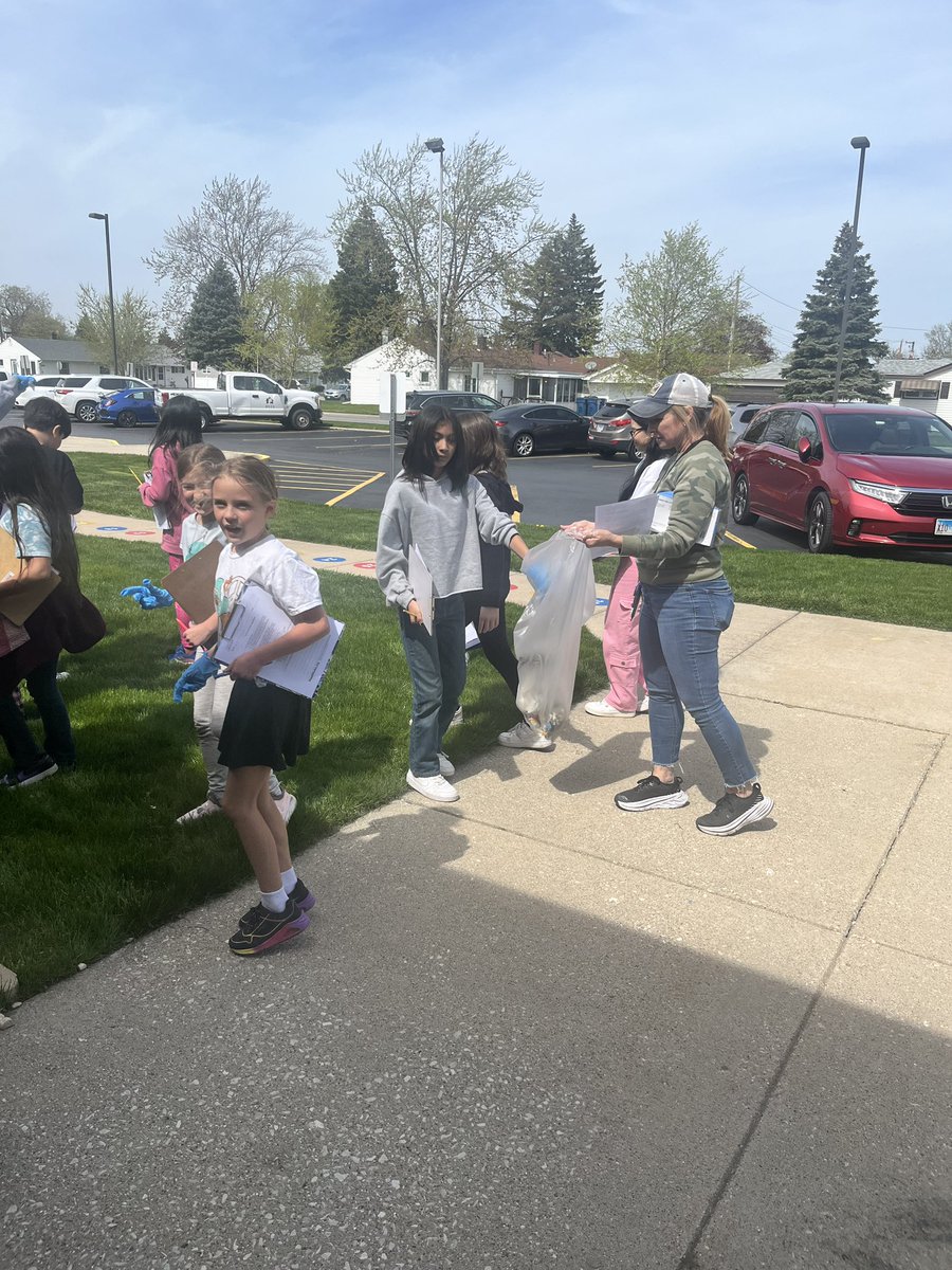 Hometown Elementary students recognized Earth Day by rolling up their sleeves and beautifying their school grounds on Monday. What a great way to make a positive impact in the community and the planet! #d123 #hmt123