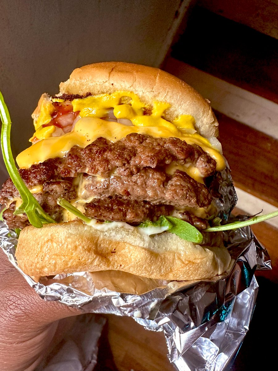 the_jetchef's tweet photo. Triple Cheeseburger 

#food #foodblogger #eat #eats #Burger  #burgers #cheeseburger #cheeseburgers #cheese #grill #grilled #smashburger https://t.co/mWrWfPhdc1