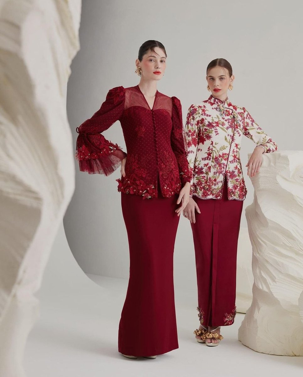 haronzoo's tweet image. Dolla looks stunning in Innai Red Luxe '24 Raya Collection by Innai&amp;amp;Co, with Angel wearing Ruby, Tabby wearing Dian, and Sabronzo wearing Vera.