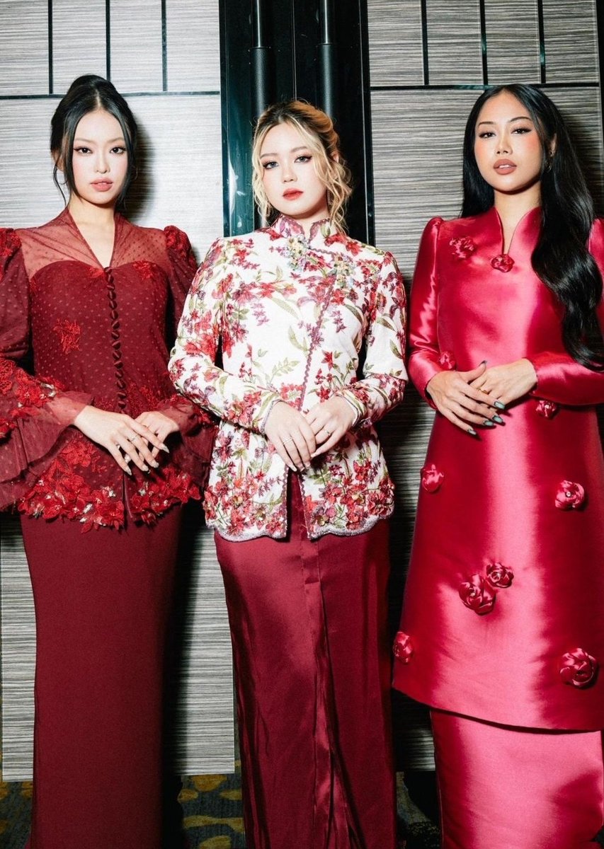 haronzoo's tweet image. Dolla looks stunning in Innai Red Luxe '24 Raya Collection by Innai&amp;amp;Co, with Angel wearing Ruby, Tabby wearing Dian, and Sabronzo wearing Vera.