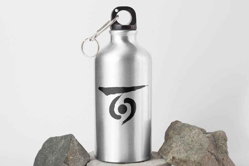 giftpocalypse's tweet photo. Eiyuden Chronicle Logo Vinyl decal for laptop, car, window, mirror, bumper, mug, water bottle, or more! 
https://t.co/QuM0I8DX8A 
#eiyudenchronicles #hundredheroes #suikoden #gaming #eiyuden https://t.co/pYHCxbRzSv