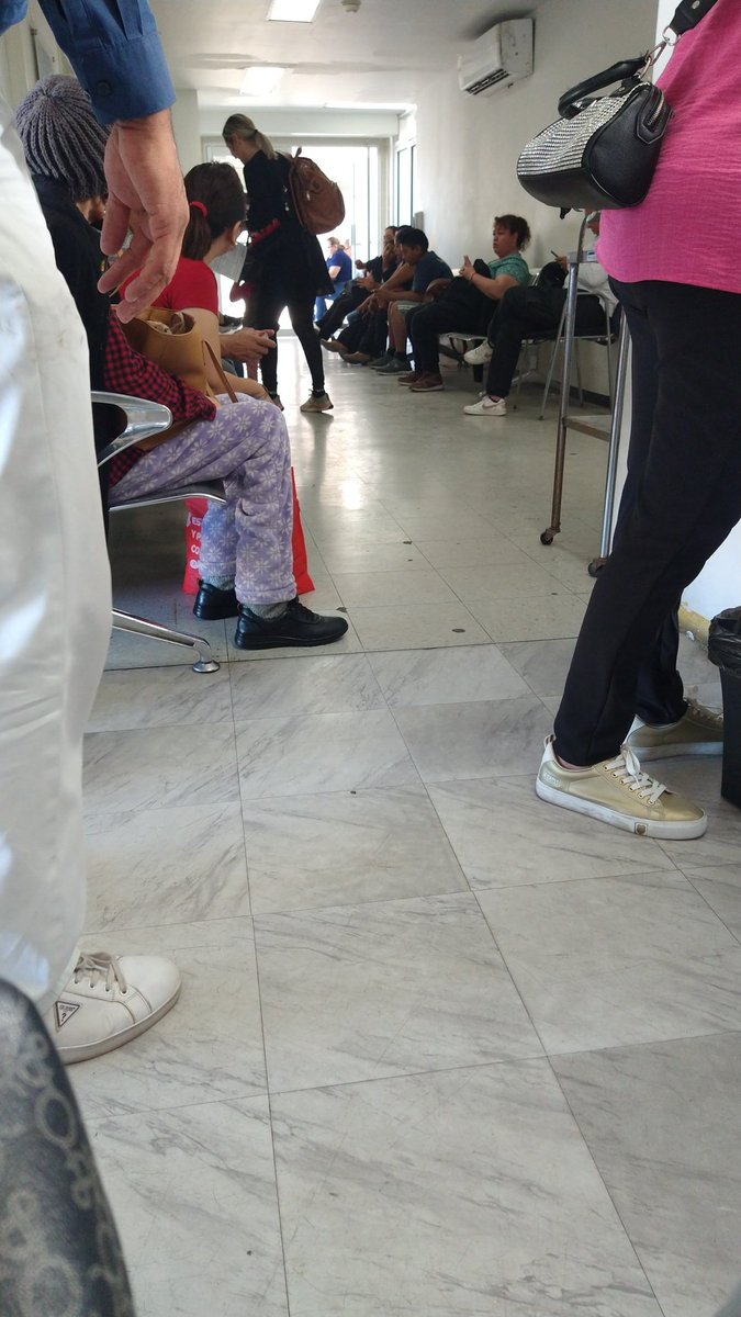 anytaparras's tweet photo. @ISSSTE_mx @CorteIDH @CNDH @cedhsonora  hace meses denuncie la falta de atnón prioritaria de la niñez. Urgencias ISSSTE Hermosillo Sonora. Es absurdo e inconstitucional q no haya área de niños y por tanto no tienen prioridad. Lleno de adultos y niños.urge atención @lopezobrador_ https://t.co/Kg27w5QZJR