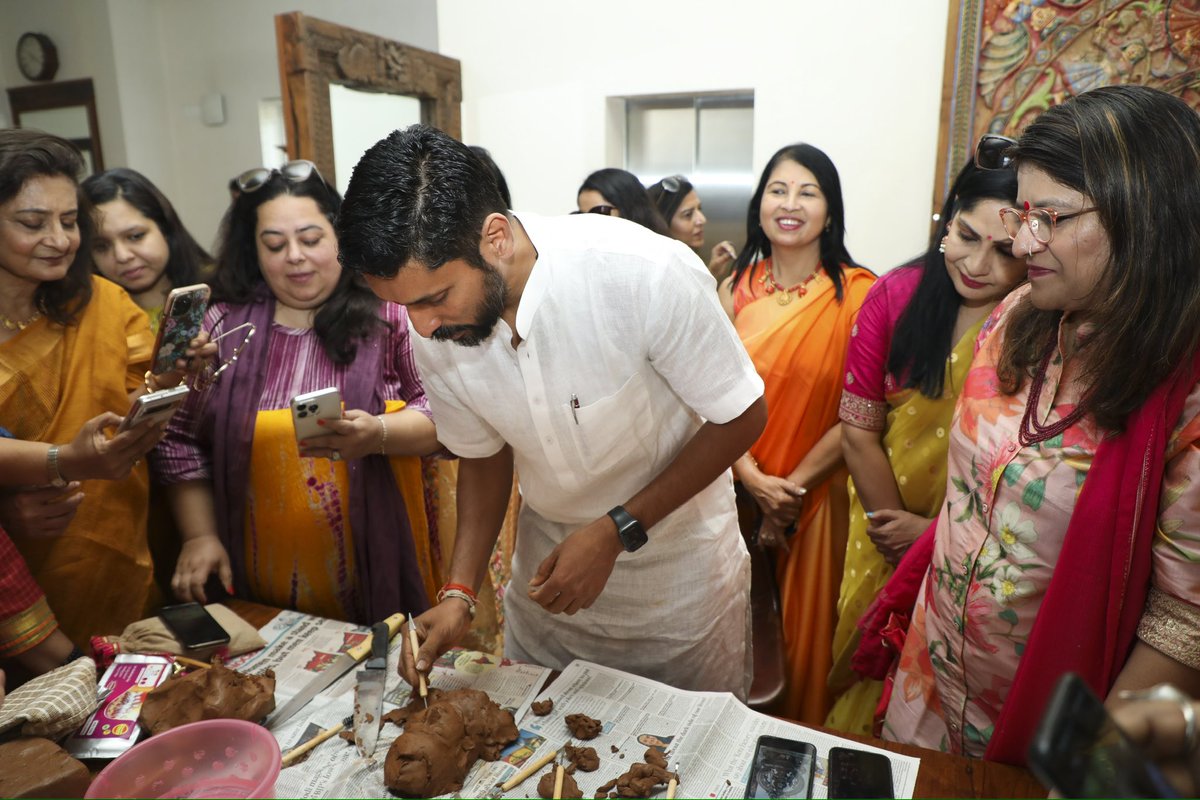 Maestro Arun Yogiraj, more famous for sculpting the Ram Lalla diety of Ayodhya - captivated Flo members with a narration of his process and engaged them with a live demo of perfecting the deity’s eyes in 20 minutes! #ficciflo #arunyogiraj #ramlalla #ayodhya #flobangalore #art