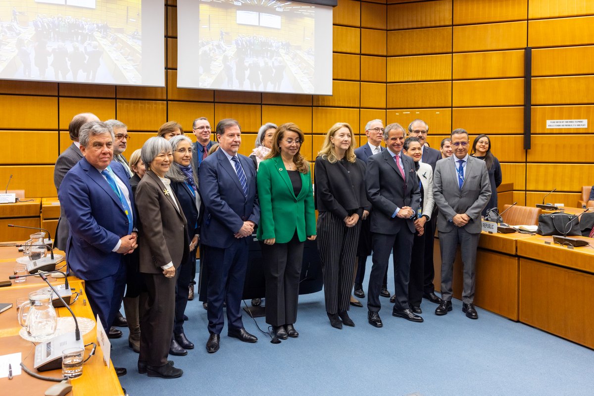 CTBTO's tweet photo. 🗣️Para celebrar el día de los idiomas Español e Inglés en las Naciones Unidas, la #OTPCE ha participado en eventos conjuntos con otras organizaciones internacionales con sede en Viena. Los días internacionales de las lenguas nos recuerdan la belleza y la riqueza que poseen los idiomas y la importancia del multilingüismo en la diplomacia internacional. 🌎