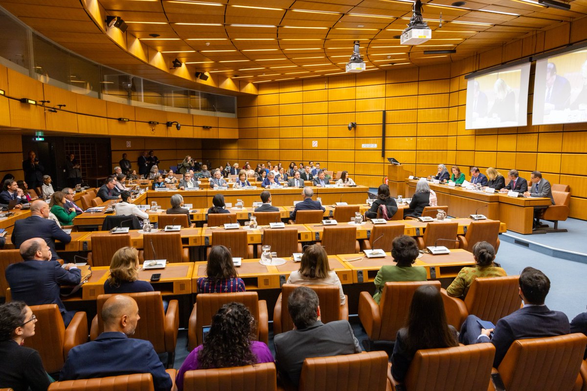 CTBTO's tweet photo. 🗣️Para celebrar el día de los idiomas Español e Inglés en las Naciones Unidas, la #OTPCE ha participado en eventos conjuntos con otras organizaciones internacionales con sede en Viena. Los días internacionales de las lenguas nos recuerdan la belleza y la riqueza que poseen los idiomas y la importancia del multilingüismo en la diplomacia internacional. 🌎