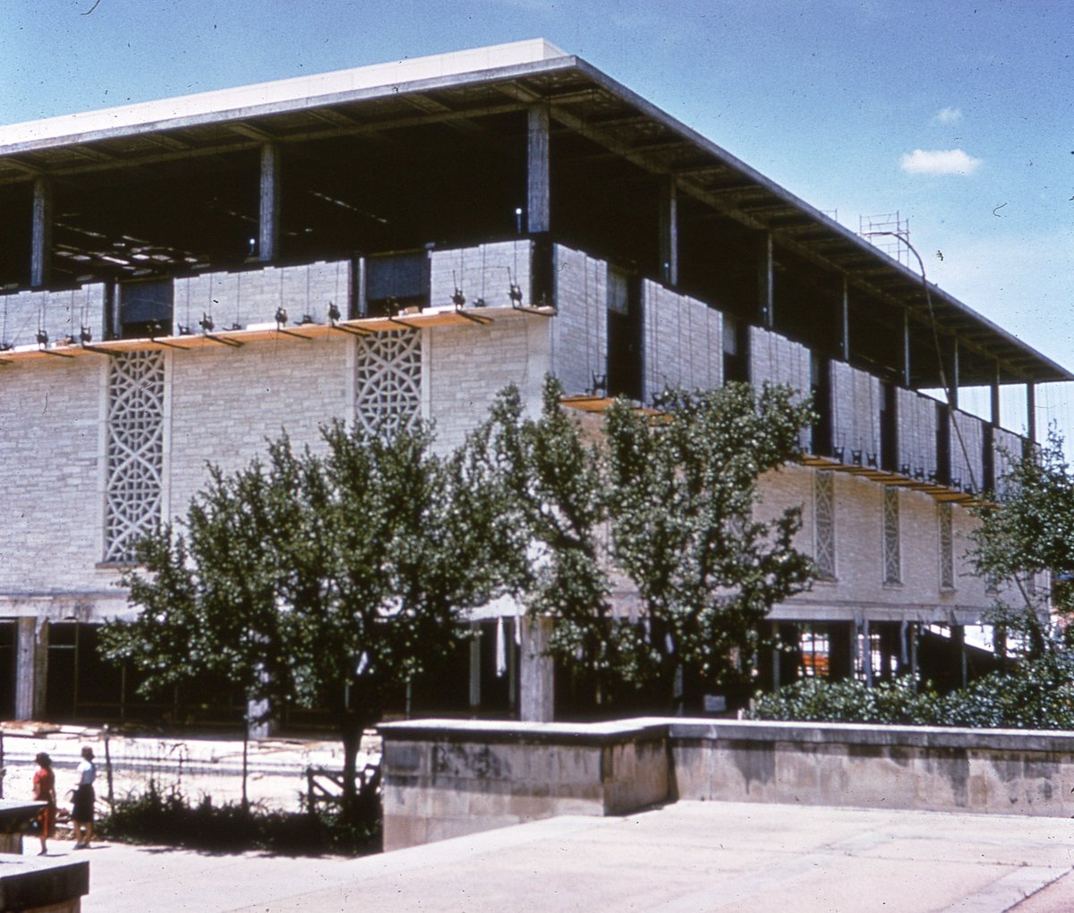 1962: @UTAustin's Undergraduate Library and Academic Center under construction. In the 1950s - '60s, about 15 universities (including Harvard, Cornell, and Michigan) built libraries specifically to help undergraduate students with research and have easy access to books.