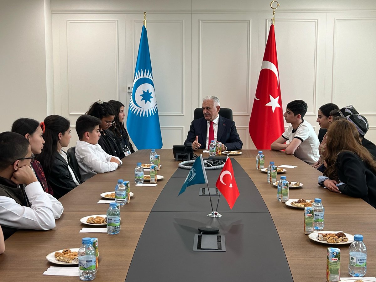 #BizBirlikteDahaGüçlüyüz #TürkDünyası23NisanBuluşması projesi kapsamında ülkemize gelen çocuklarımız, TDT Aksakallar Heyeti Başkanlığı Ofisi'mizi ziyaret etti. Sıcacık gülüşleri ve samimi sohbetleri için her birine teşekkür ediyorum.