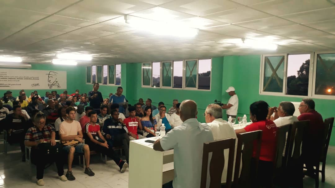 En reunión de trabajo realizada hoy en #PalmaSoriano, evaluamos la marcha de la zafra azucarera en la provincia.
#UnidosXCuba
#SantiagoDeCuba