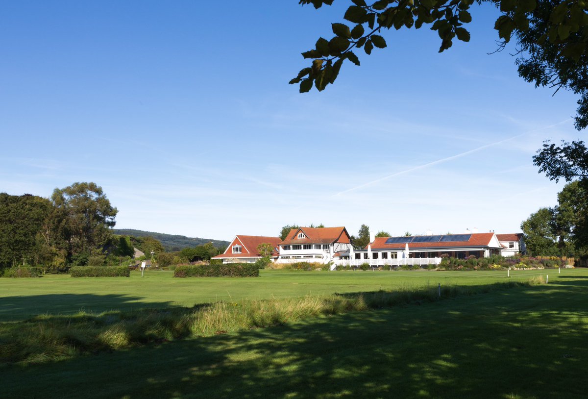 No better place to be than Woodbrook Golf Club on a beautiful sunny day. ☀️⛳️ #woodbrookgolfclub #clubhouse