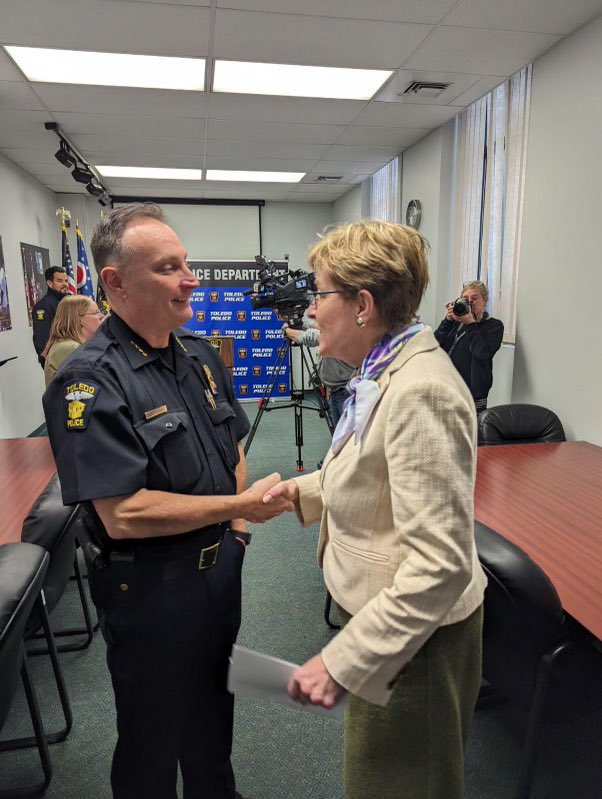 Joined Chief Troendle and Mayor @WadeKaps to highlight $1.25 Million in federal funds I secured through the @TheJusticeDept for @ToledoPolice. State of the art radio equipment help officers in the field to have the latest equipment and keep our communities safe.