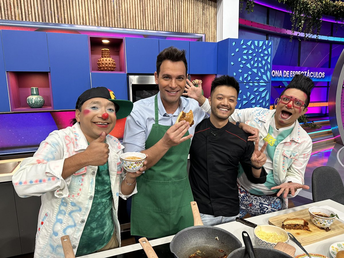 VengaLaAlegria's tweet photo. ¡Esta mañana @ismael_zhu nos deleitó el paladar con delicioso sandwich de birria chopeado! 🤤🍽️🙌🏻 #VLA #CompartoQue https://t.co/iILBTzVkqk