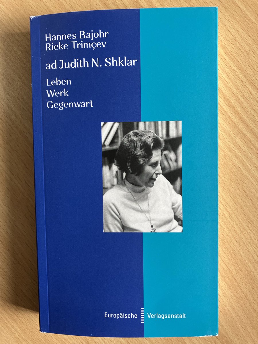 Finde großartiges Buch von ⁦@hannesbajohr⁩ und Rieke Trimçev auf meinem Uni-Schreibtisch: wie toll ist das denn!?!! Danke, freue mich sehr auf die Lektüre!!!