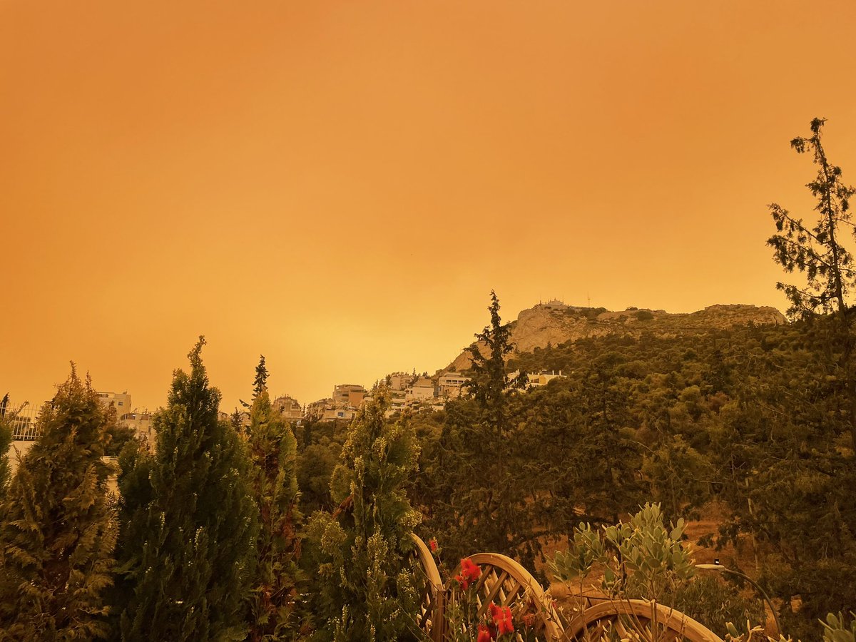 #nofilter #Athens #Αθήνα #dust #σκόνη  24 degrees Celsius 1900 hrs Athens #Kolonaki view @ukingreece