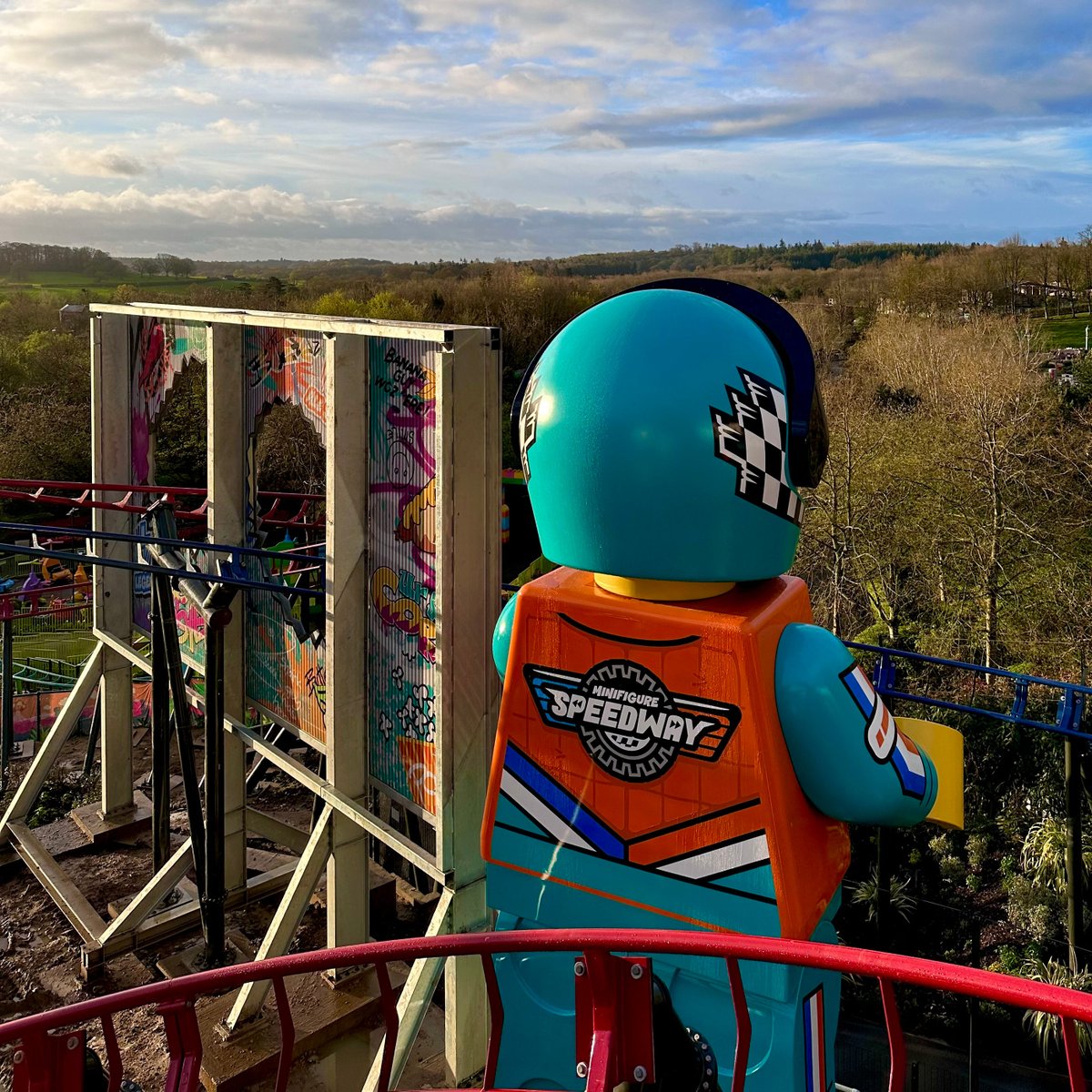 The view from the Minifigure Speedway >> 🌅😍🏁 Which team was your first race with, AllStars or Legends? 🌟💙⚡🧡 Book now: legoland.co.uk/tickets-passes… #LEGOLANDWindsor #MinifigureSpeedway #LEGOLAND #LEGO