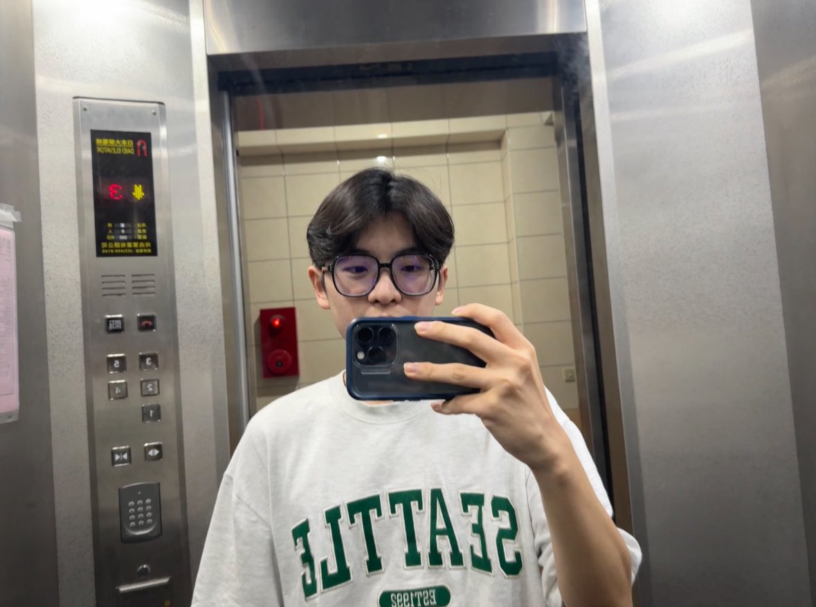 www192_'s tweet photo. project趕死線
兩個晚上加起來只睡5個小時
我現在是世界上最邋遢的人！
等等不想洗澡 要直接睡覺😪 https://t.co/6uDJSsD0wX