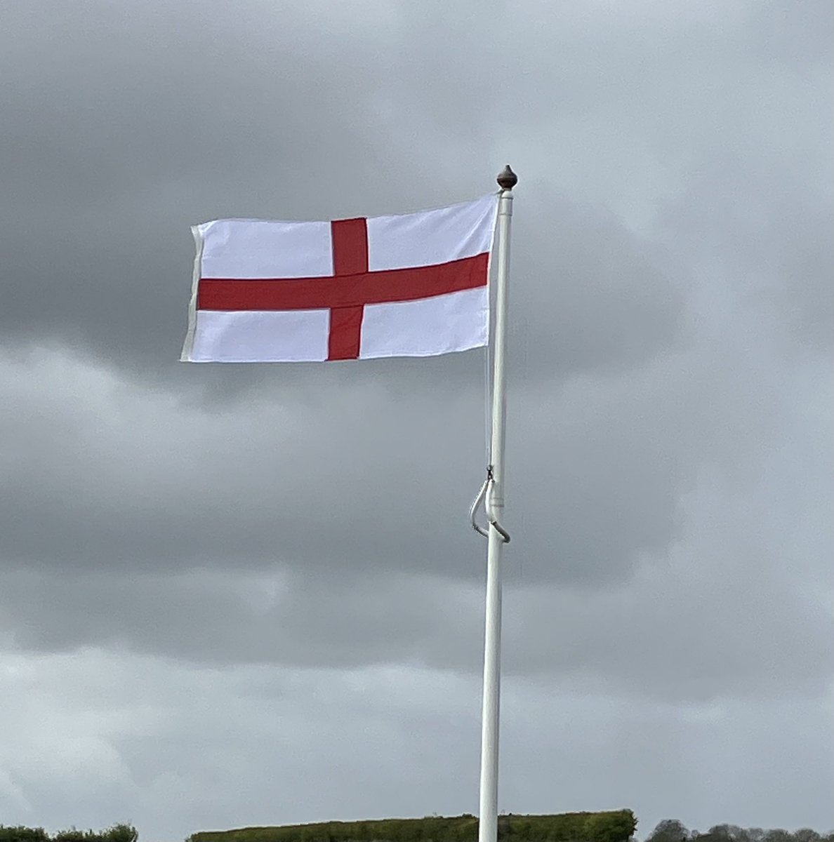 Happy #StGeorgesDay 🏴󠁧󠁢󠁥󠁮󠁧󠁿 under a cold cloudy sky on #Lincolnshirewolds. Where feels 🥶 and like Feb 23rd than April 23rd.