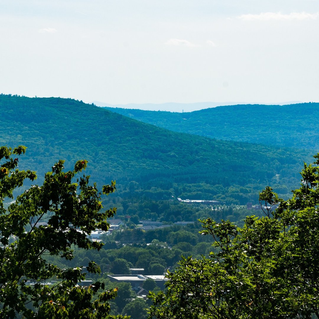 ExploreKeene's tweet photo. With the nicer weather finally here, take in the beauty of the Monadnock Valley from Sunset Rock in Keene! This iconic landmark is reachable by a scenic hiking trail suitable for all levels. Pack a picnic basket and let the adventure begin! Learn more: https://t.co/iTuKPkODRi https://t.co/PiLaHxWUeA