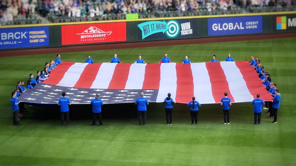 Our Boeing Veterans Engagement Team was proud to present the flag at the Boeing-sponsored Salute to Armed Forces Night at the Seattle @Mariners game. 🇺🇸 Veterans make up roughly 15% of #TeamBoeing. 📷: Connie Brett