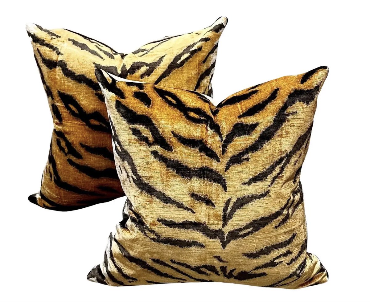 Tiger Velvet Pillows 

l8r.it/qJ7m

#brennervaldezantiques #tigervelvetpillows #oldworldweavers #animalprintpillows #tigerpillowsn #antiquesdealer #antiquegallery #luxurylifestyle #interiordesign #tampabayantiques #tampaantiques