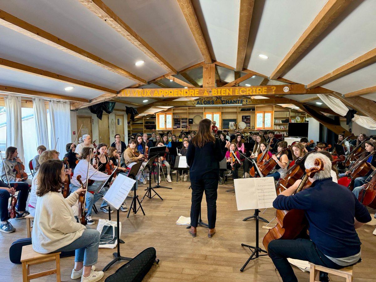 Ce week-end, c'était répétitions 🎶

Pour préparer le concert événement du 28 juin à la @Maisondelaradio, les élèves des orchestres à l'école de Parsac et Arles ont pu répéter aux côtés des musicien·nes du <a href="/PhilharRF/">Orchestre Philharmonique de Radio France</a> ✨

🔗 Tout savoir sur le projet 👉 buff.ly/3xMHrc9