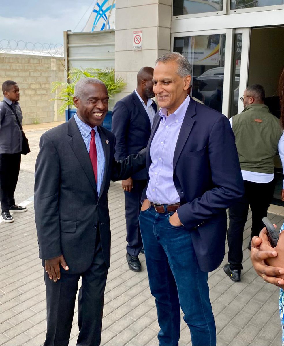 Boa tarde, Angola! Wonderful to be here for the next few days: along with @USAID Administrator @PowerUSAID, I look forward to furthering cooperation with counterparts, deepening connections between Americans and Angolans, and enjoying some Muamba de Galinha. @USAmbAngola