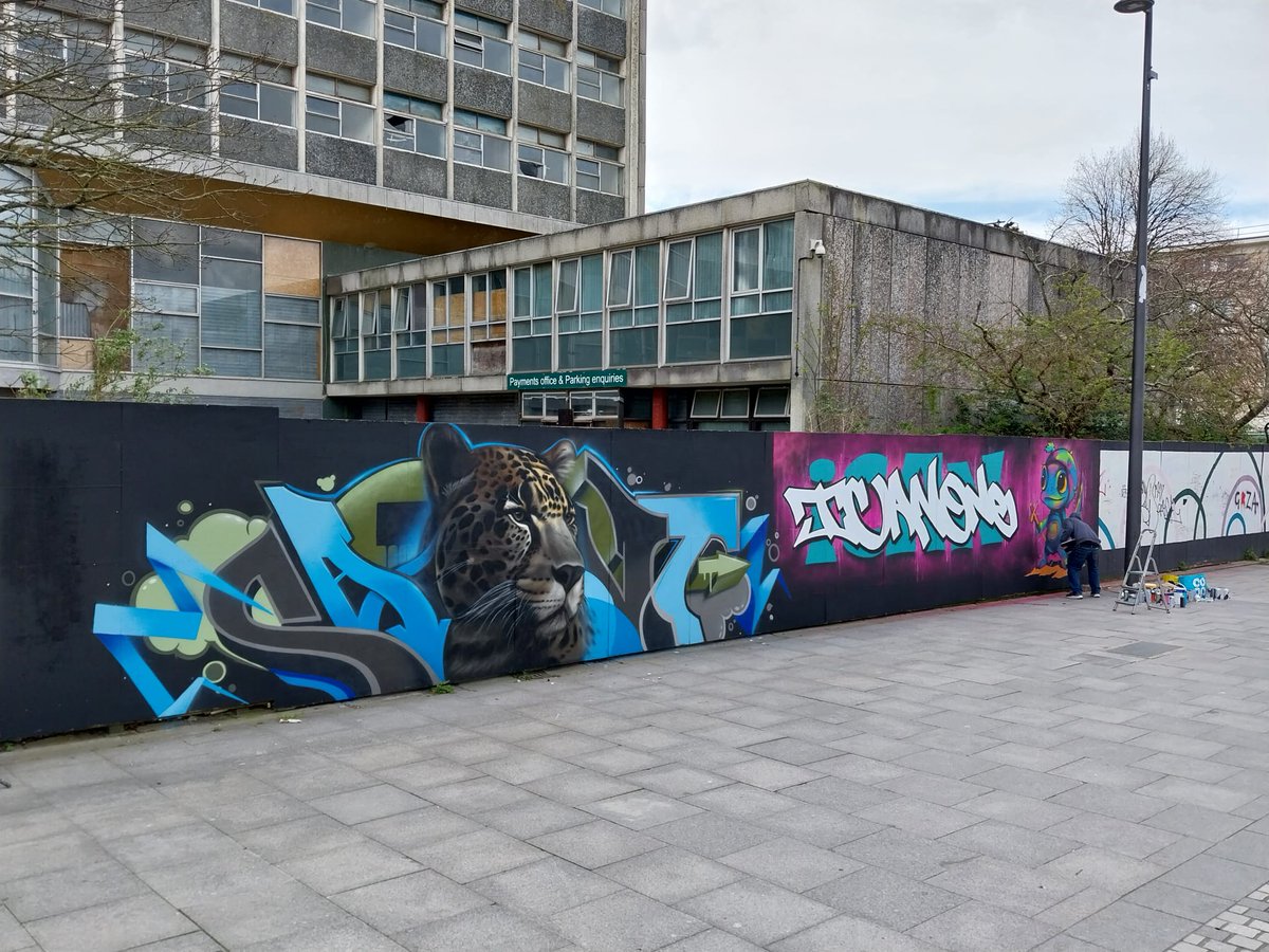 This Sunday 28 April, @plymouthcc are teaming up with @plymcitycentre and @artsideplymouth to brighten up the hoarding around the Civic Centre building. Up to 30 artists from Plymouth Artists Together are expected! Pop down to see the action. 📷 Spraysaint's Leopard, via PCC.
