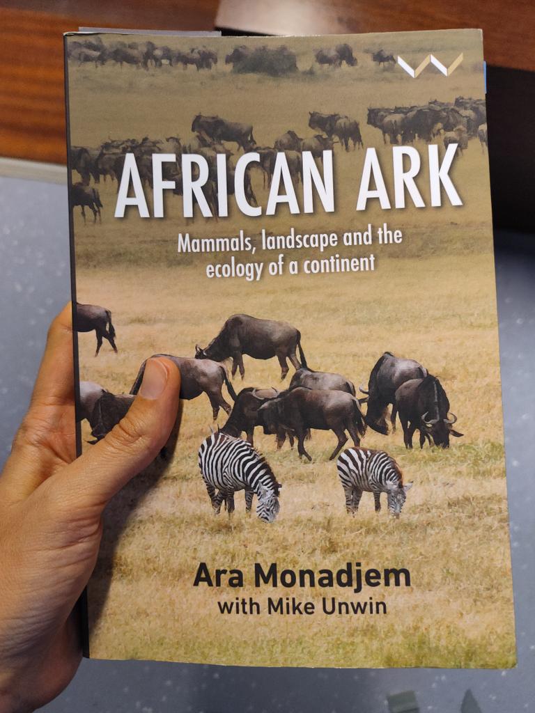 April 23 is traditionally known as Diada de Sant Jordi ('Saint George's Day') in Catalan. 
On this day, love & literature are celebrated throughout Catalonia and 📚 & 🌹 are exchanged.

I want to recommend this wonderful book by @MonadjemAra 
🌹🌹🌹
#DiadaSantJordi2024 #Africa