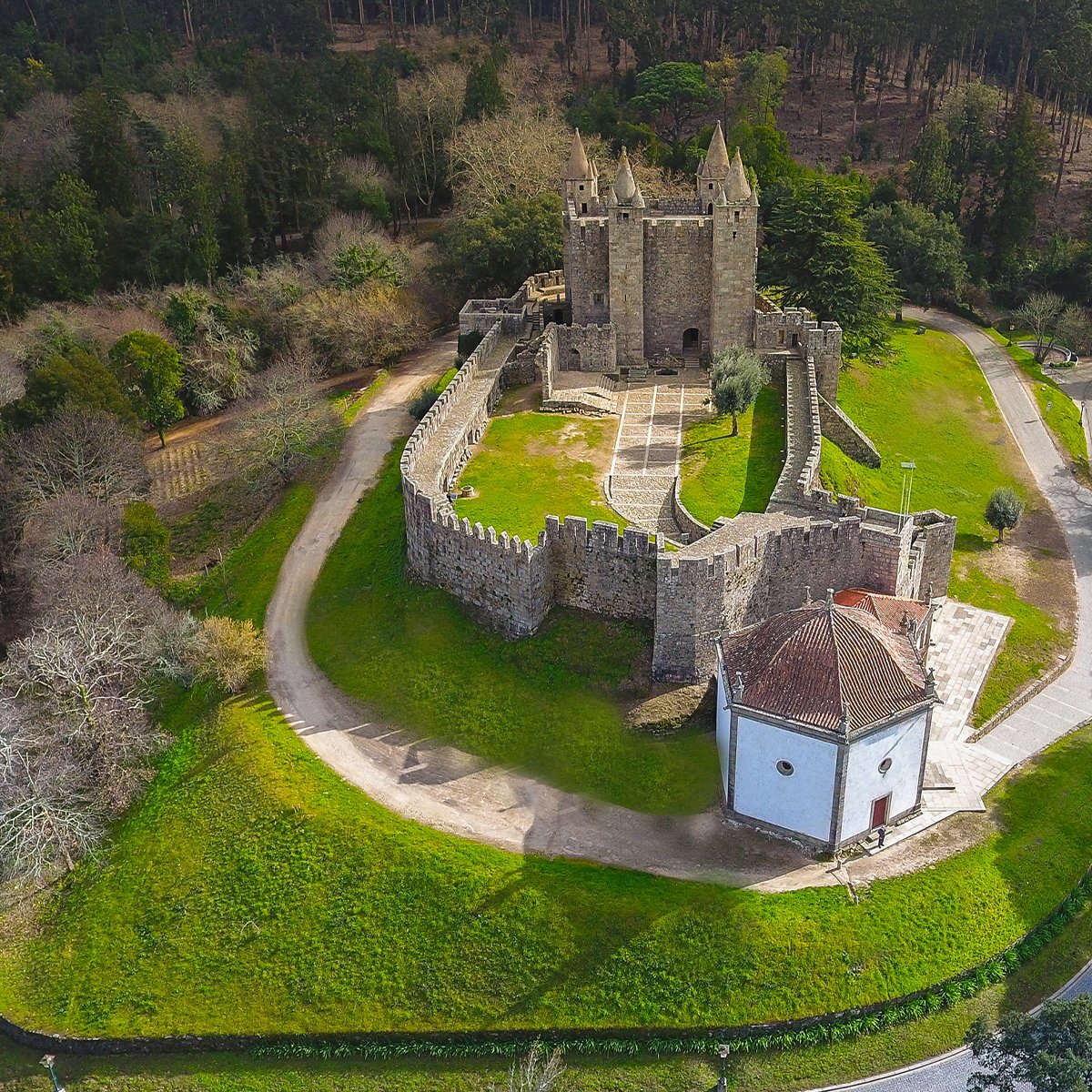 Who would like to live like a prince or princess in this castle? 🏰Travel back in time in Santa Maria da Feira’s Castle and marvel at the beauty of Porto and North of Portugal. Can we count on you? 😊 📸: Município de Santa Maria da Feira