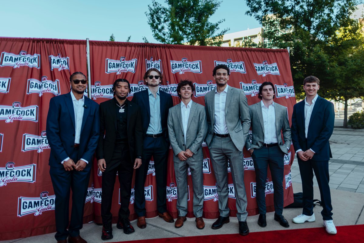 GamecockMBB's tweet photo. Sharp dressed men. 🤙

#Gamecocks🐔🏀 // #ForeverToThee https://t.co/F1Qn8bGPmM