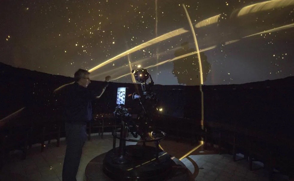 ¡Respuestas al Aire! 📣 El planetario del que os hablamos está instalado en el Grupo de Escuelas de Matacán. Se encargó su construcción en 1947 y tiene 32 asientos en forma circular. Se terminó en 1951 y funcionó pocos años debido a la velocidad de avance de la tecnología. 😉