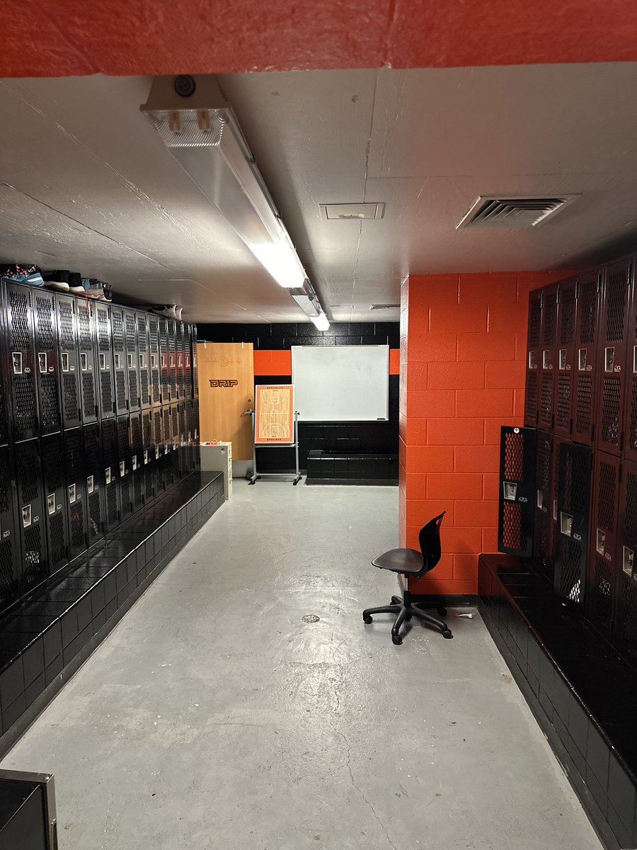 ApachesGHS's tweet photo. Thank you Kelly Painting &amp; Drywall for your donation of helping improve our game gym locker room with Apache Orange and Black Paint!!! They did an awesome job!! https://t.co/pxFGqzMsnl
