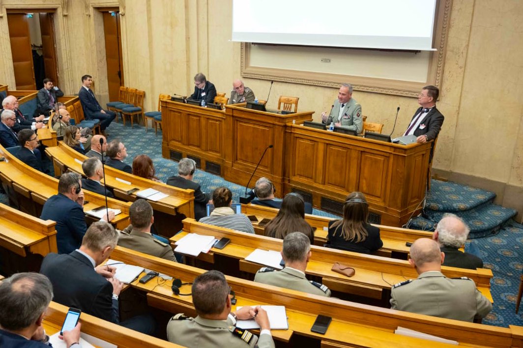 🗣️💬 C’est d’une seule et même voix que nous clôturons ce séminaire « Méditerranée Italie et France », avec le général Carmine MASIELLO. Étroitement liés à la sécurité, les enjeux économiques, industriels, culturels et migratoires méritent toute notre attention, dans l’intérêt