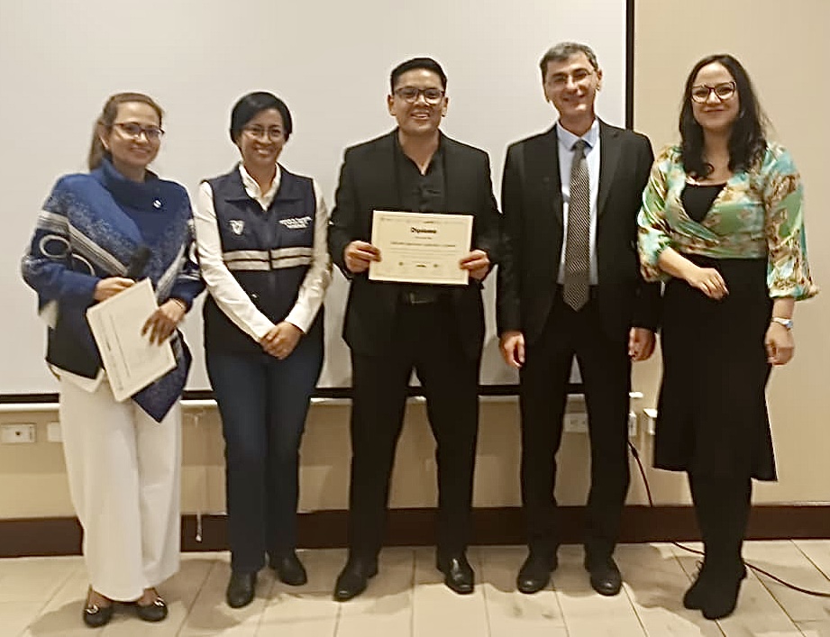 AgrocalidadEC's tweet photo. 🧑‍🎓Junto a @INIAPECUADOR e @INSPIECUADOR participamos en la ceremonia de graduación del Programa Mundial de Liderazgo en Laboratorios; reconociendo a los funcionarios de las tres instituciones al haber concluido 192 horas de formación.

Trabajamos para construir #ElNuevoEcuador 🇪🇨 https://t.co/Jnj2X1L73b