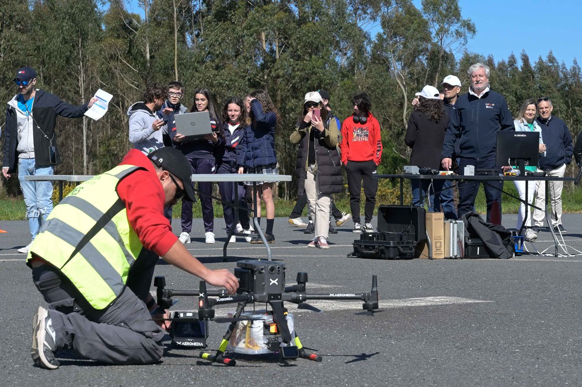 EduXunta's tweet photo. 🛰️Hoxe no ceo de Cerceda deixáronse ver máis dunha vintena de satélites!

Os 140 alumnos participantes no certame escolar Cansat 2024 da @esa competiron na fase rexional, deixando o listón ben alto

🥇Este venres coñeceremos ao equipo gañador 

ℹ️ https://t.co/egExSqtIaE https://t.co/YXmLun0U6R