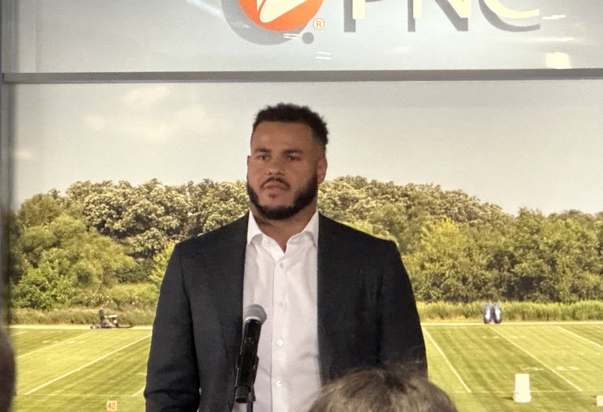 OL Darnell Wright & LB TJ Edwards are the #Bears Brian Piccolo award winners. Selected by their teammates for their loyalty, dedication, teamwork & sense of humor, honoring the late Brian Piccolo. @GNSportsTV @WGNTV