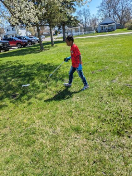 ClevelandBees's tweet image. Jazzlyn and Herman used their Gold Tickets to help our custodial staff keep our building and playground looking nice and clean. Great job, Jazzlyn and Herman.