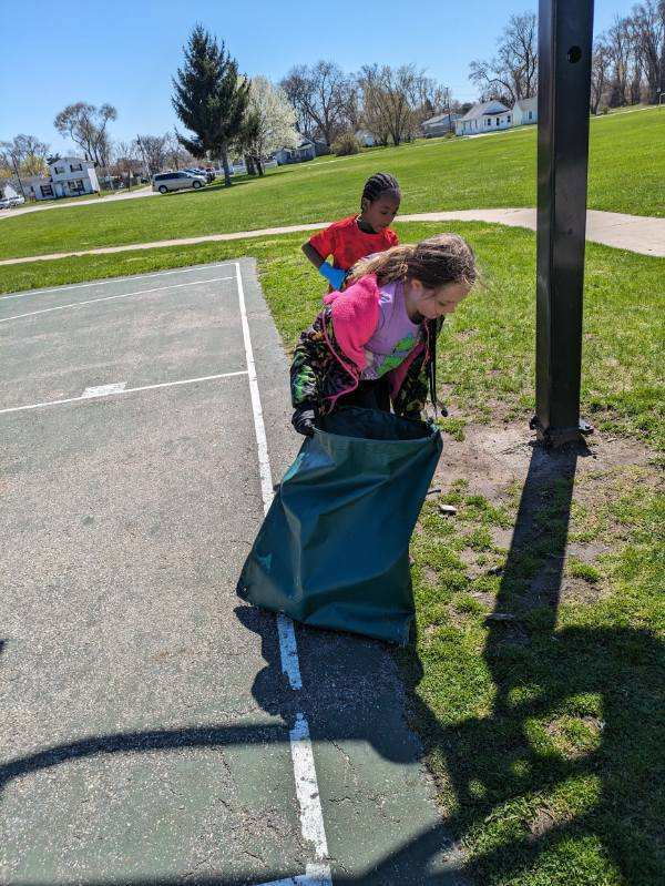 ClevelandBees's tweet image. Jazzlyn and Herman used their Gold Tickets to help our custodial staff keep our building and playground looking nice and clean. Great job, Jazzlyn and Herman.