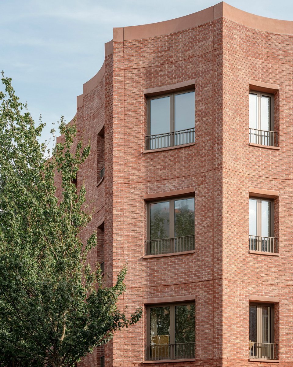 Bell Phillips creates Cosway Street housing block with fluted precast brick facades dezeen.com/2024/04/08/cos… via @dezeen