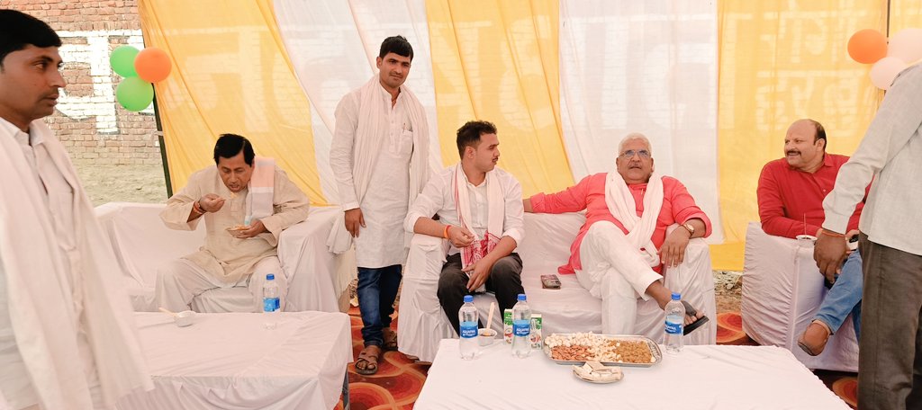 मुहम्मदपुर निवासी अपने प्रिय सुनील यादव के यहां शादी कार्यक्रम में ब्लॉक प्रमुख मुहम्मदाबाद अवधेश राय जी एवं ब्लाक प्रमुख भांवरकोल आनंद राय जी एवं ग्राम पंचायत अधिकारी सूर्यभानु राय के साथ सम्मिलित रहा 💐💐🙏🏻