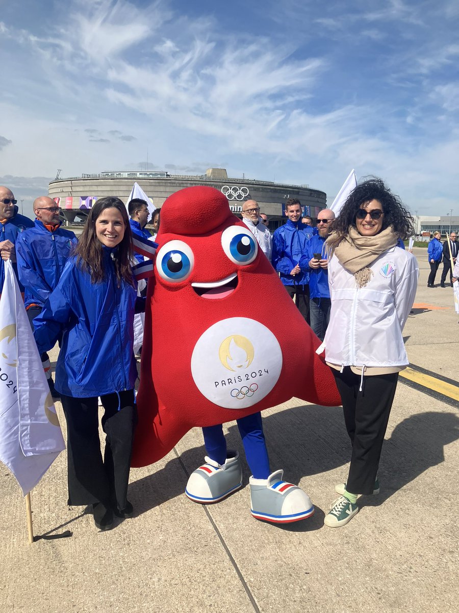 Les Anneaux Olympiques sont à CDG 😍
<a href="/jeuxolympiques/">Jeux Olympiques</a> <a href="/TonyEstanguet/">Tony Estanguet - OLY</a> 
<a href="/GroupeADP/">Groupe ADP</a> 
#ECP #ECPOM #anneeolympique #cdga50ans #icicestparis
