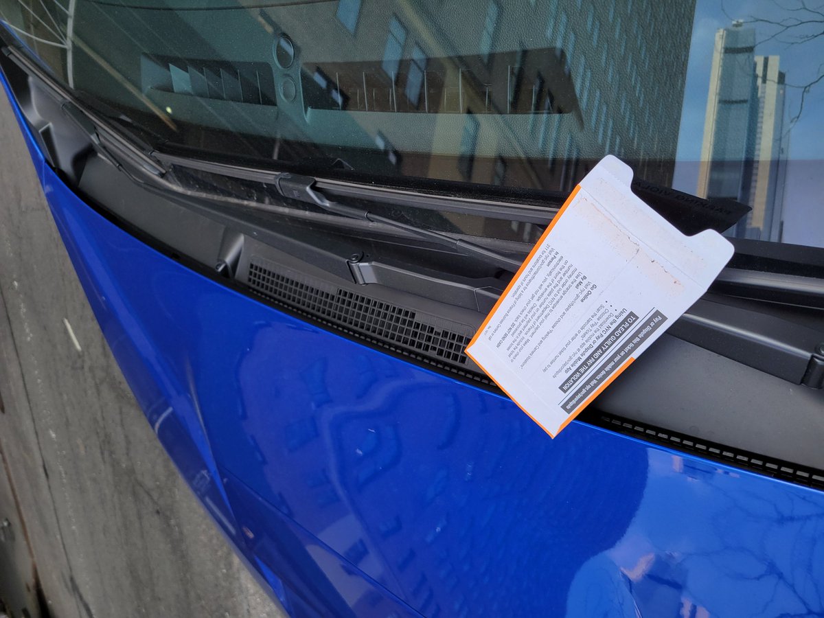 This car was using a @NYPDnews placard that was illegally transferred from a different vehicle to park illegally in a metered bus parking zone.

Extra layer of fraud, the #PlacardPerp also used an empty summons envelope as a decoy.

#PlacardCorruption
#NYPDpilfering