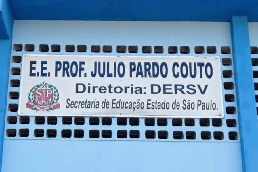 JUSTIÇA POR CARLOS Hoje completa uma semana desde que Carlos Teixeira, de 13 anos, teve sua vida abreviada praticamente na infância, de forma selvagem, dolorosa e injusta, na E.E. Julio Pardo Couto, escola onde estudava, em Praia Grande, litoral de SP. Aqui eu te mostro como a