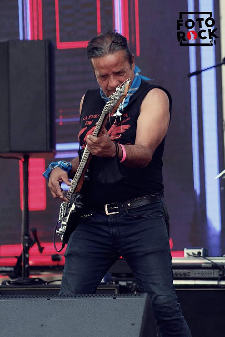 Fotorock21Files's tweet photo. Con profunda tristeza la Banda #SAMSAM anuncia el sensible fallecimiento de su bajista Antonio Campos Vargas Tony Montana. Mucha fuerza y muchas luz para nuestros hermanos en estos momentos. https://t.co/E5OrzJw1iO