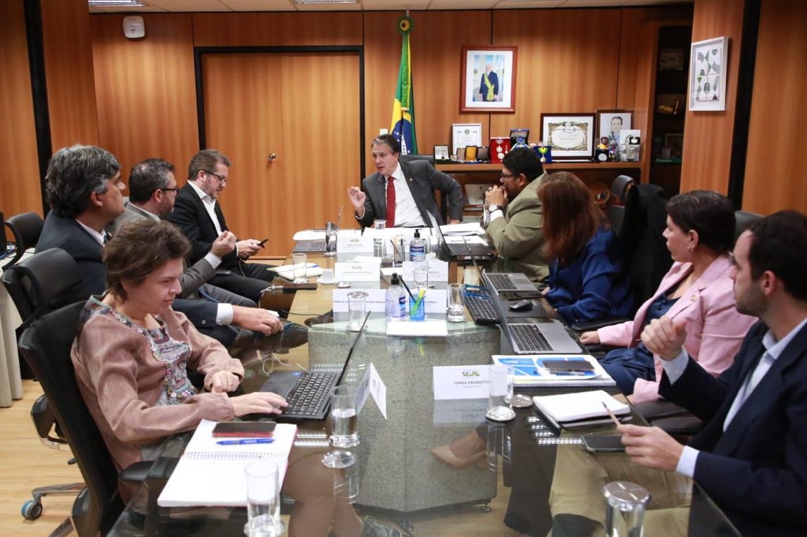 CamiloSantanaCE's tweet photo. Em reunião de trabalho com minhas equipes hoje, no MEC, conversamos sobre a consolidação de compromissos historicamente assumidos para garantir o bom funcionamento de universidades e hospitais universitários. Em breve, o presidente @lulaoficial deve anunciar o novo PAC, para as universidades, e estamos trabalhando no plano de investimentos. Participaram da reunião os secretários Alexandre Brasil, da Educação Superior (Sesu), e Gregório Grisa, secretário-adjunto da Executiva (SE), além de assessores técnicos da pasta.