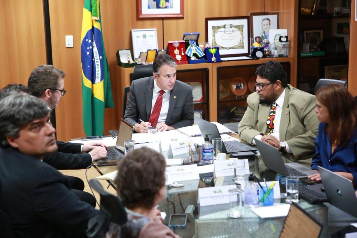 CamiloSantanaCE's tweet photo. Em reunião de trabalho com minhas equipes hoje, no MEC, conversamos sobre a consolidação de compromissos historicamente assumidos para garantir o bom funcionamento de universidades e hospitais universitários. Em breve, o presidente @lulaoficial deve anunciar o novo PAC, para as universidades, e estamos trabalhando no plano de investimentos. Participaram da reunião os secretários Alexandre Brasil, da Educação Superior (Sesu), e Gregório Grisa, secretário-adjunto da Executiva (SE), além de assessores técnicos da pasta.