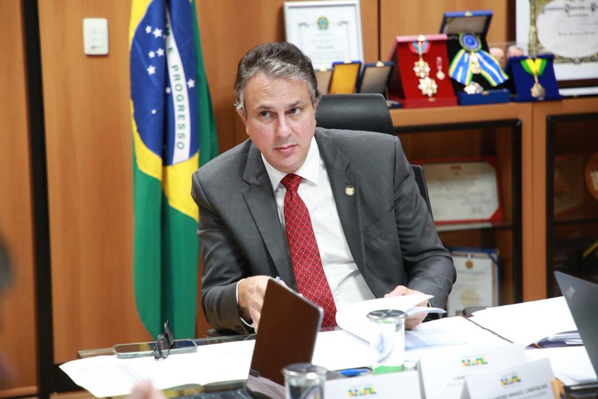 CamiloSantanaCE's tweet photo. Em reunião de trabalho com minhas equipes hoje, no MEC, conversamos sobre a consolidação de compromissos historicamente assumidos para garantir o bom funcionamento de universidades e hospitais universitários. Em breve, o presidente @lulaoficial deve anunciar o novo PAC, para as universidades, e estamos trabalhando no plano de investimentos. Participaram da reunião os secretários Alexandre Brasil, da Educação Superior (Sesu), e Gregório Grisa, secretário-adjunto da Executiva (SE), além de assessores técnicos da pasta.