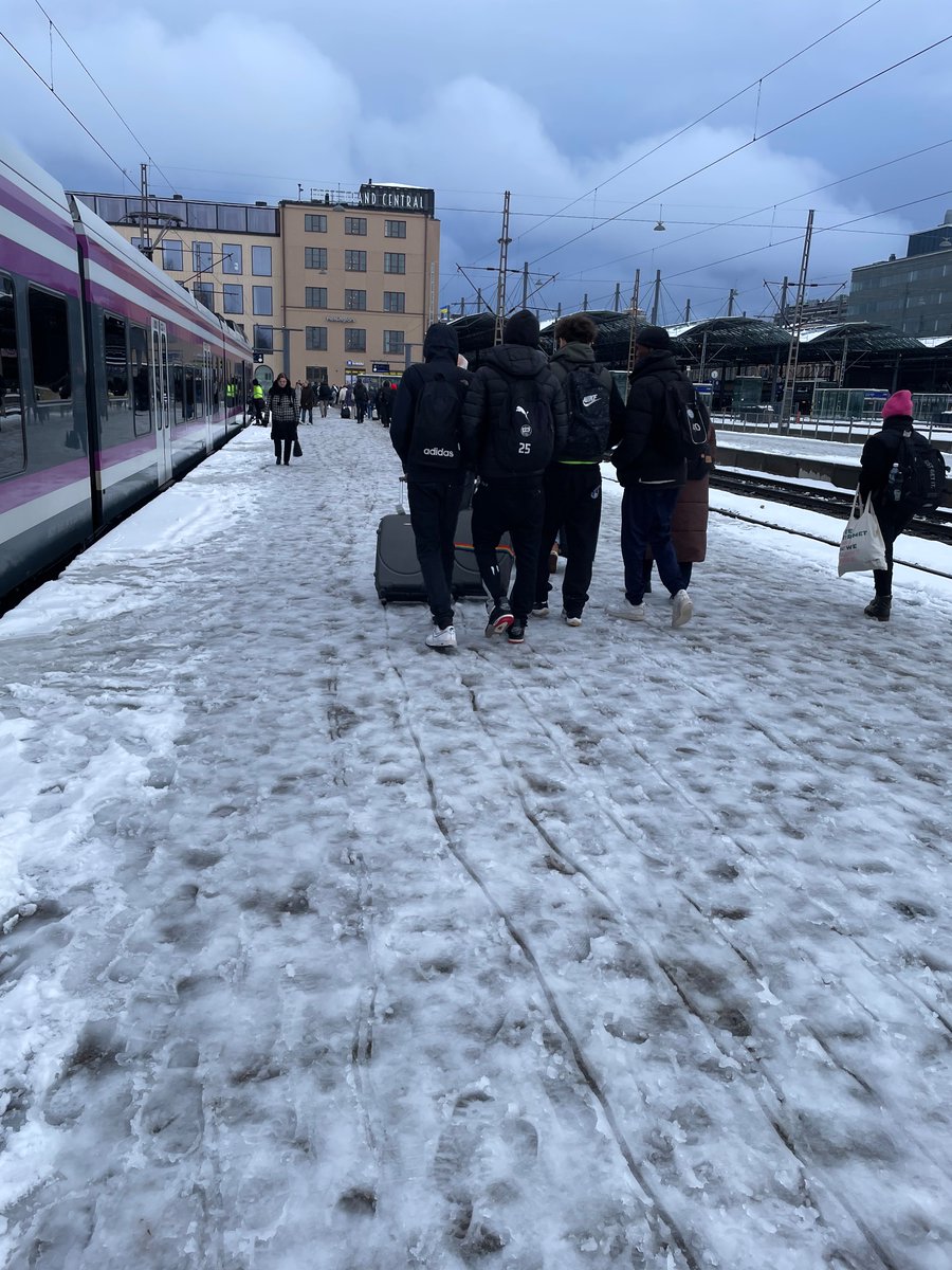 FiloMatti's tweet photo. Tervetuloa Helsinkiin turistit ja muut. Aloitetaan Helsinkipäivä liikunnalla, vedetään matkalaukkua 200m lumessa/jäällä/loskassa, ylitetään pieni vesieste missä voitte kastella kenkänne. Puolen kilometrin jälkeen olette saavuttaneet Lyhdynkantajat @HSL_HRT @vaylafi @HelsinkiKymp https://t.co/aTmHyApusQ