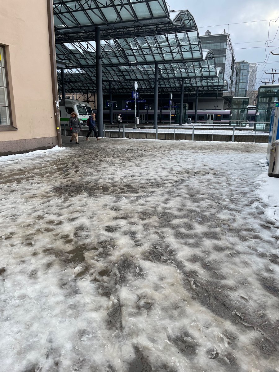 FiloMatti's tweet photo. Tervetuloa Helsinkiin turistit ja muut. Aloitetaan Helsinkipäivä liikunnalla, vedetään matkalaukkua 200m lumessa/jäällä/loskassa, ylitetään pieni vesieste missä voitte kastella kenkänne. Puolen kilometrin jälkeen olette saavuttaneet Lyhdynkantajat @HSL_HRT @vaylafi @HelsinkiKymp https://t.co/aTmHyApusQ